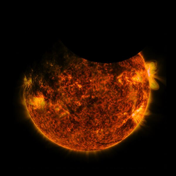 Двойное затмение солнца на снимке Обсерватории солнечной динамики NASA