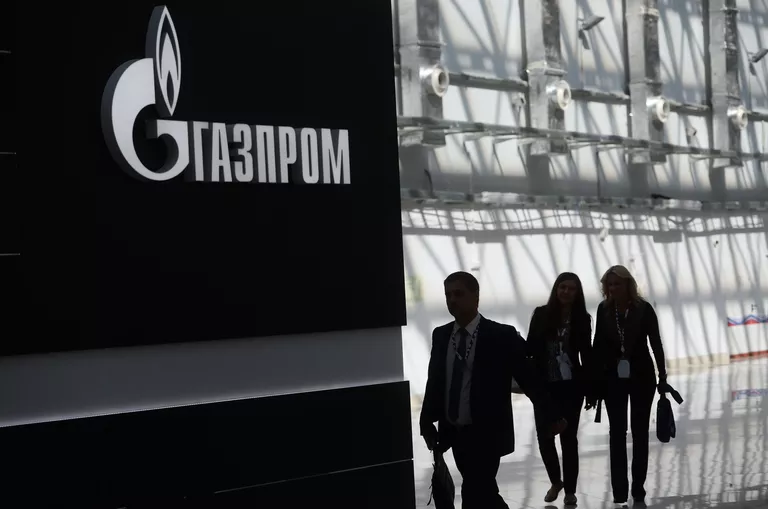 Стенд с логотипом компании Газпром на международном инвестиционном форуме Сочи 2016 Стенд с логотипом компании Газпром на международном инвестиционном форуме Сочи 2016