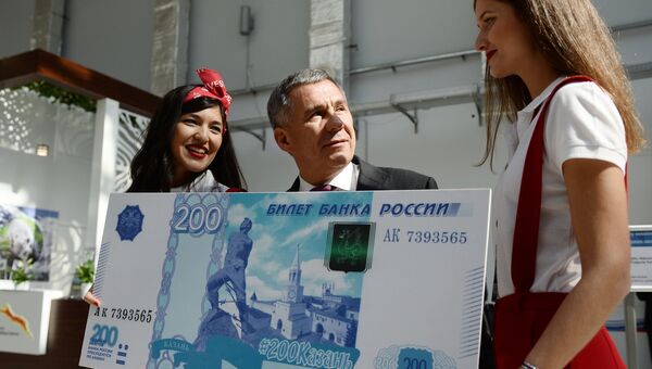 Президент Республики Татарстан Рустам Минниханов фотографируется с образцом банкноты в 200 рублей на международном инвестиционном форуме Сочи 2016. Архивное фото