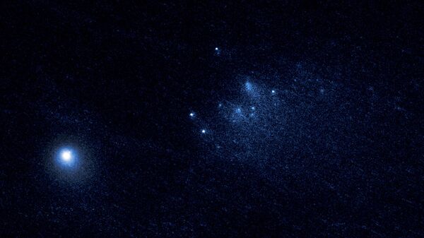 Снимок Хаббла, запечатлевший комету 332P/Икея-Мураками, распавшуюся на части 