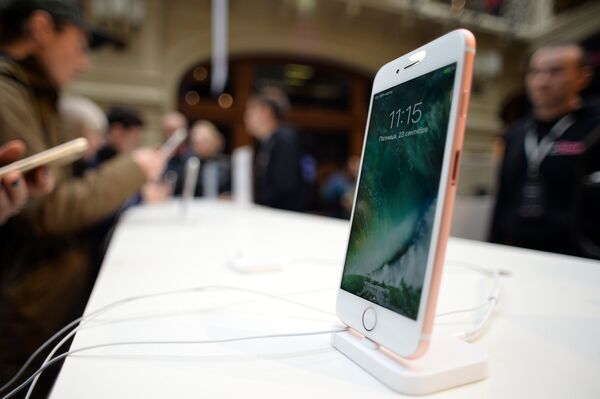 Новые смартфоны iPhone 7 и iPhone 7 Plus представлены на продажу в торговом центре ГУМ Новые смартфоны iPhone 7 и iPhone 7 Plus представлены на продажу в торговом центре ГУМ
