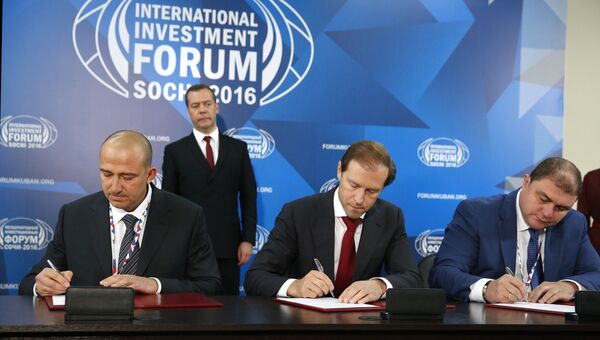 Председатель правительства РФ Дмитрий Медведев на церемонии подписания документов в рамках XV Международного инвестиционного форума Сочи-2016. Архив