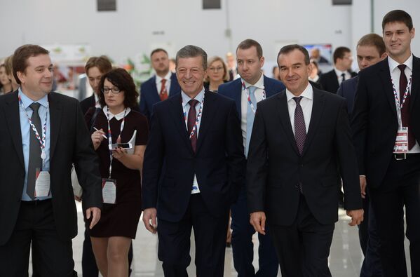 Заместитель председателя правительства РФ Дмитрий Козак (в центре) на международном инвестиционном форуме Сочи 2016