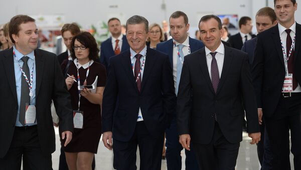 Заместитель председателя правительства РФ Дмитрий Козак (в центре) на международном инвестиционном форуме Сочи 2016