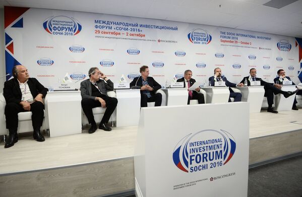 Президент Республики Татарстан Рустам Минниханов выступает на международном инвестиционном форуме Сочи 2016