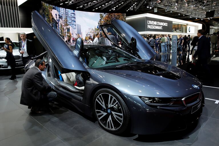 Автомобиль BMW i8 на Парижском автосалоне-2016