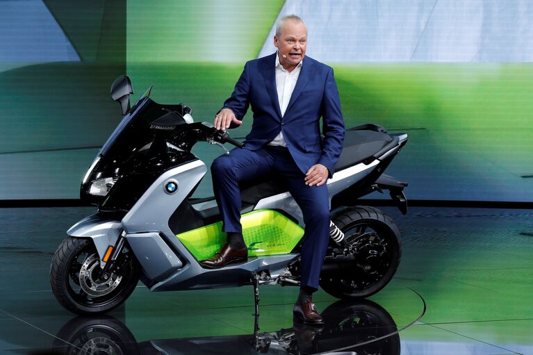 Президент BMW Motorrad Стефан Шаллер на Парижском автосалоне-2016