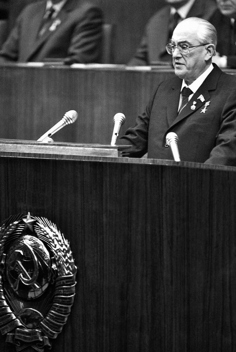 Генеральный секретарь ЦК КПСС Юрий Владимирович Андропов выступает на торжественном заседании, посвященном 60-летию образования СССР 