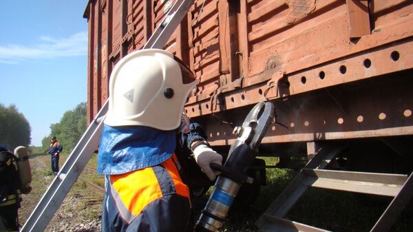 Сотрудники МЧС во время работ на железной дороге. Архивное фото