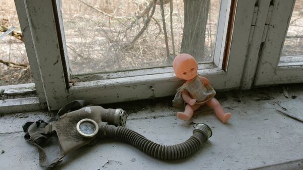 Брошенные кукла и противогаз на подоконнике в бывшем детском саду города Припять