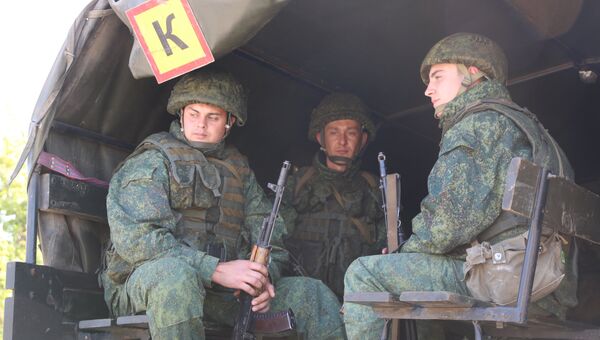 Военнослужащие Народной милиции ЛНР ожидают развода сил и средств на участке близ Станицы Луганской. Архивное фото