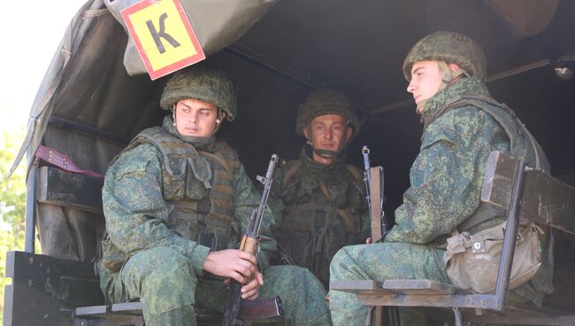 Военнослужащие Народной милиции ЛНР ожидают развода сил и средств на участке близ Станицы Луганской