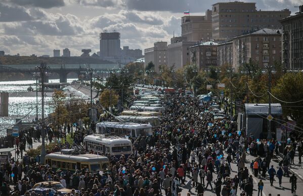 Выставка ретро-троллейбусов на Фрунзенской набережной во время праздника московского троллейбуса