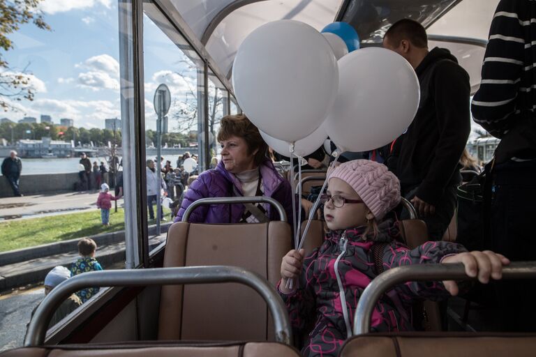 Пассажиры в салоне ретро-троллейбуса во время праздника московского троллейбуса