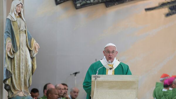 Папа римский Франциск проводит массу в церкви Непорочного Зачатия в Баку, 2 октября 2016 года
