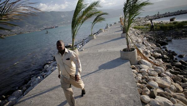 Мужчина на пирсе в Порт-о-Пренсе, Гаити. 1 октября 2016