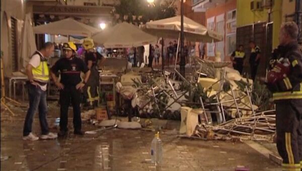 Полиция и спасатели на месте взрыва газового баллона в кафе в Малаге, 1 октября 2016
