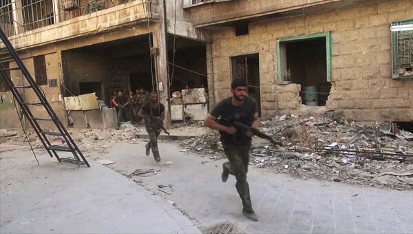 Бойцы сирийской армии в наступлении на позиции боевиков Джебхат-ан-Нусра  в восточном квартале Алеппо Слейман-аль-Халяби. Архивное фото