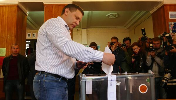 Глава самопровозглашенной Донецкой народной республики Александр Захарченко участвует в предварительном общественном голосовании. Архивное фото