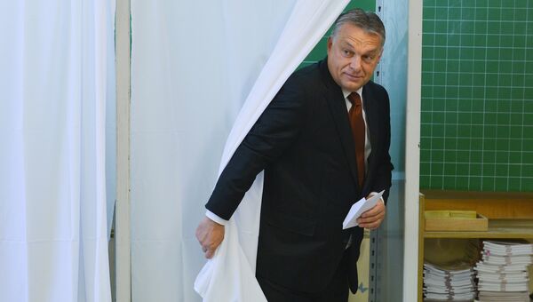 Премьер-министр Венгрии Виктор Орбан во время референдума в Венгрии по вопросу о квотах на беженцев