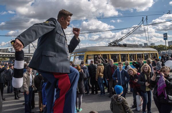 Горожане на празднике московского троллейбуса