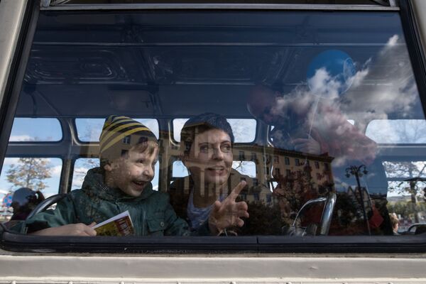 Пассажиры в салоне ретро-троллейбуса во время праздника московского троллейбуса
