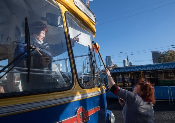Подготовка ретро-троллейбуса к празднику московского троллейбуса