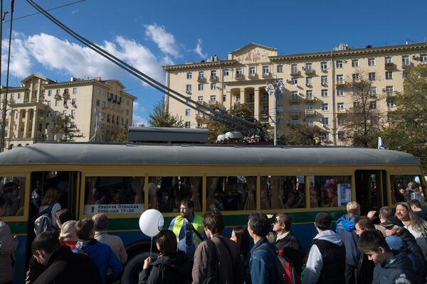 Горожане у троллейбуса ЯТБ-1 во время праздника московского троллейбуса