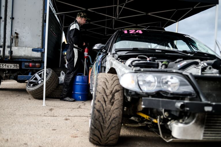 Участник соревнований по дрифту Autosation 2016 в Великом Новгороде