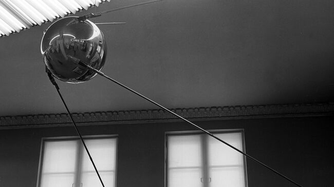 Модель первого советского космического искусственного спутника Земли. Архивное фото