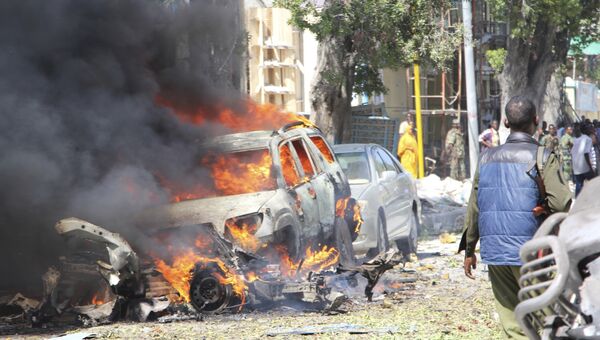 Последствия взрыва в столице Сомали Могадишо
