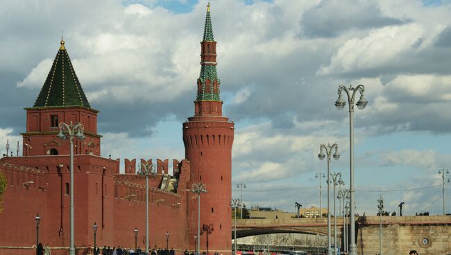 Кремлевская набережная в Москве