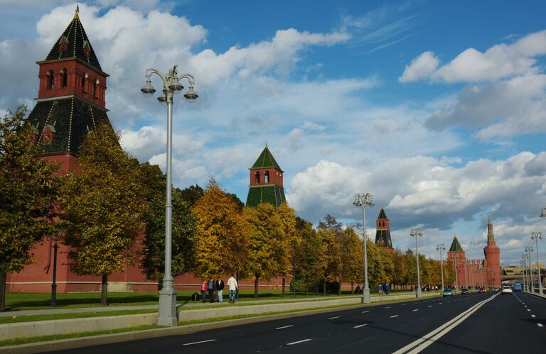 Кремлевская набережная в Москве