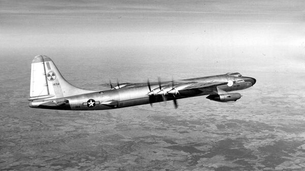 Бомбардировщик B-36 Миротворец ВВС США, способный нести ядерное оружие. Архивное фото