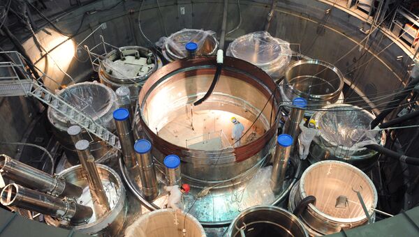 Сборка реактора в чистой зоне энергоблока БН-800 на Белоярской атомной электростанции. Архивное фото
