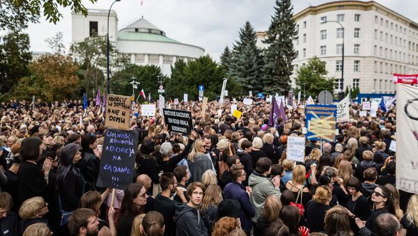 Польские женщины во время акции протеста против ужесточения закона об абортах в Варшаве. Архивное фото