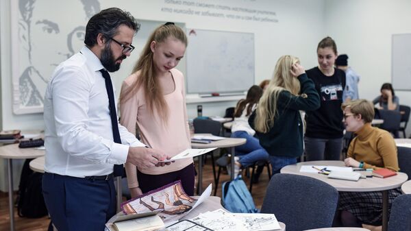 Учитель истории Сергей Цыбульский во время урока в десятом классе лицея при Высшей школе экономики в Москве