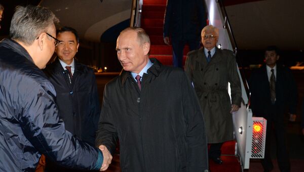 Президент РФ Владимир Путин во время встречи в аэропорту Астаны. 3 октября 2016