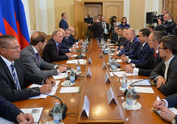 Президент РФ Владимир Путин во время встречи с представителями региональных деловых кругов в здании правительства Оренбургской области