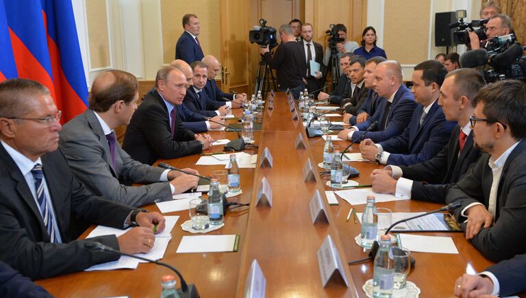 Президент РФ Владимир Путин во время встречи с представителями региональных деловых кругов в здании правительства Оренбургской области