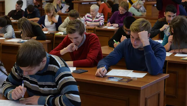 Жители Челябинска во время Всероссийской акции Большой этнографический диктант. Архивное фото