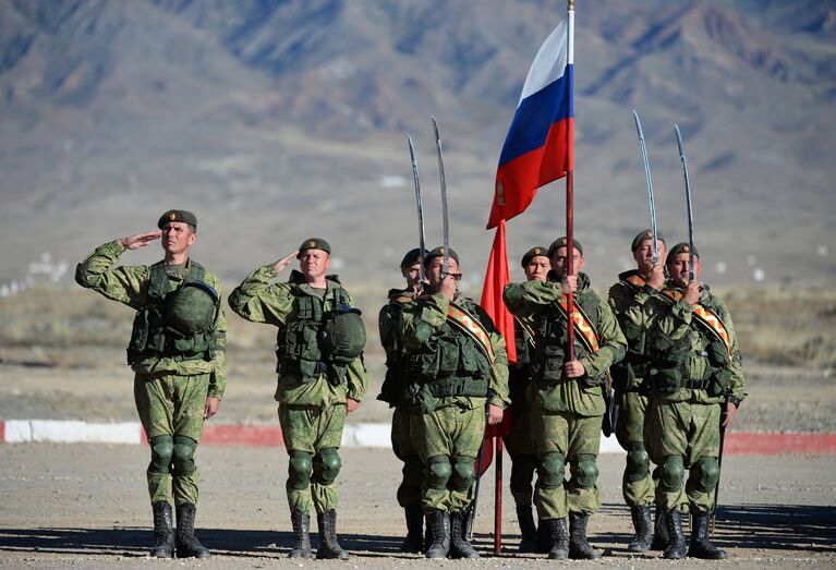 Военнослужащие российской армии во время тактических учений Рубеж-2016 на базе войсковой части в городе Балыкчы в Киргизии