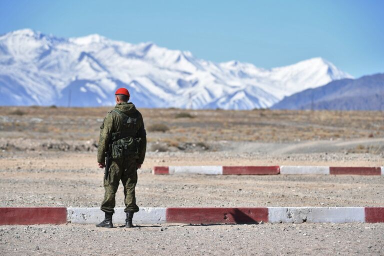 Военнослужащий во время тактических учений стран ОДКБ Рубеж-2016 в городе Балыкчы в Киргизии