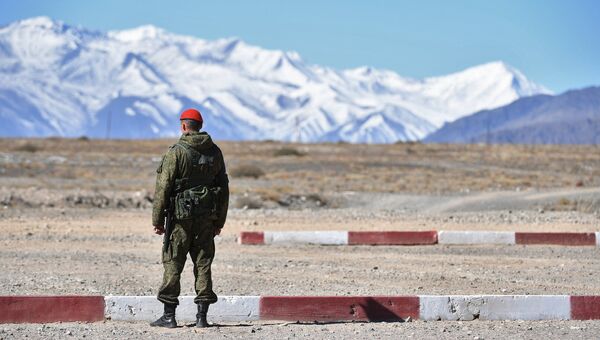 Военнослужащий во время тактических учений в Киргизии. Архивное фото