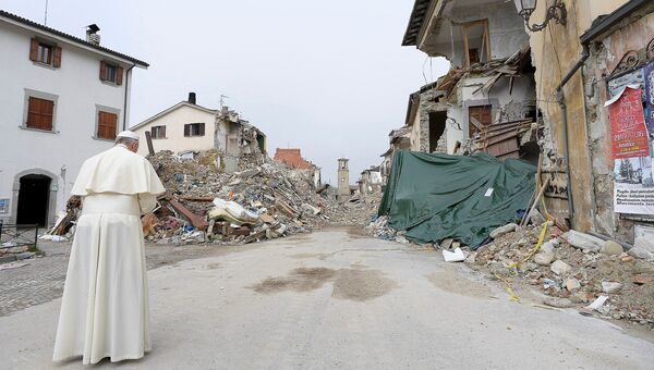 Папа Римский Франциск в разрушенном в результате землетрясения городе Аматриче. 4 октября 2016