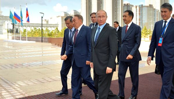 Президент РФ Владимир Путин и президент Казахстана Нурсултан Назарбаев в Астане. 4 октября 2016