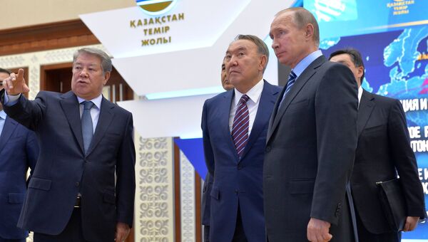 Президент РФ Владимир Путин и президент Казахстана Нурсултан Назарбаев во время посещения выставки во Дворце Независимости в Астане. 4 октября 2016