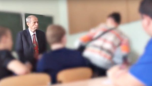 Стоп-кадр с видеозаписи конфликта между преподавателем и студентом в Южно-технологическом колледже города Нерюнгри