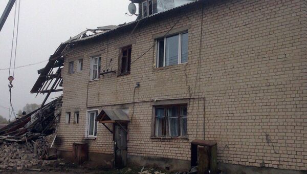Обрушившейся в результате взрыва бытового газа подъезд в многоквартирном двухэтажном доме в поселке Ильинское в Ивановской области