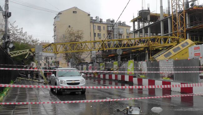 Кран, упавший на стройплощадке в центре Москвы